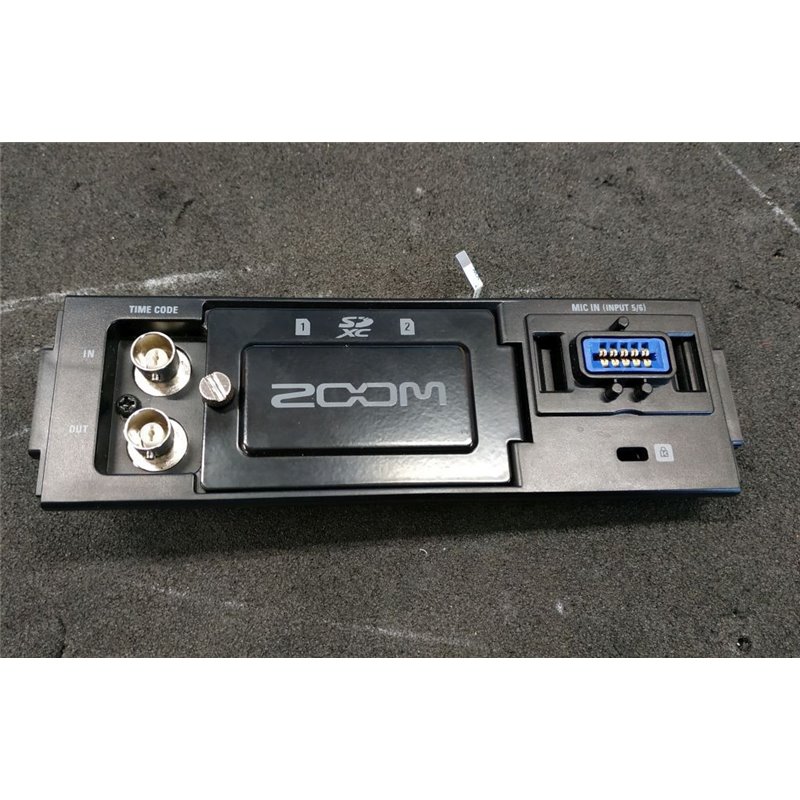 Rear panel with connectors for Zoom F4